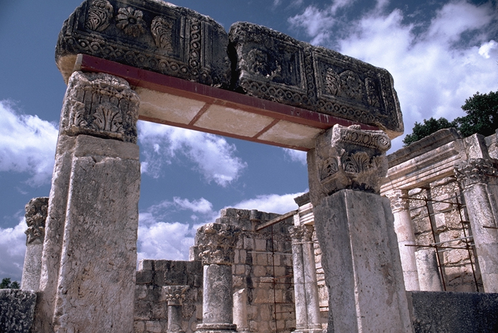 Capernaum-synagogue-restored-lintel